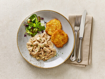 Saftig gebratenes Hähnchengeschnetzeltes Züricher Art mit Kräutersaitlingen & Champignons in Rahm, dazu Rösti